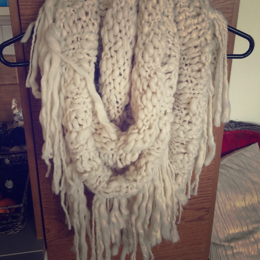 Chunky knit infinity scarf in cream